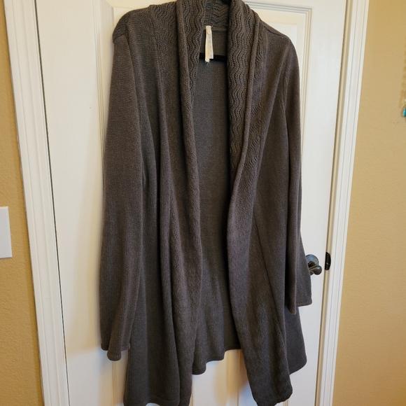 Leo & Nicole Thick Gray Sweater Cardi w/Flattering Knit & Crochet Detailing - Picture 10 of 13